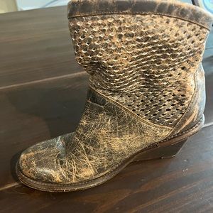 Bedstu Distressed Cobbler Bootie